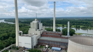 (Archivbild) Das Kohlekraftwerk RDK 7 in Karlsruhe am Rheinhafen ist 2024 in den Reservebetrieb gegangen. Vom benachbarten RDK 8 aus gesehen mit dem Rhein und der Pfalz im Hintergrund.