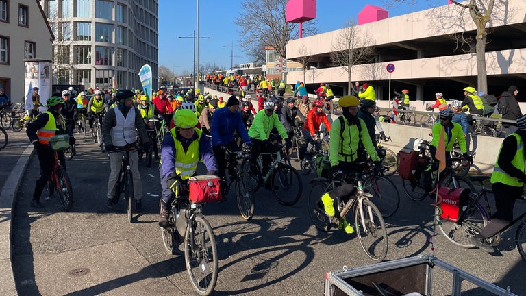 Mehr als 300 Fahrradfahrerinnen und Fahrradfahrer haben sich am Sonntag in Pforzheim an der Gedenkfahrt für Natenom beteiligt.