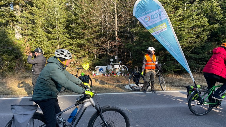Mehr als 300 Menschen haben sich am Sonntag in Pforzheim versammelt, um an einer Gedenkfahrt für Natenom teilzunehmen.