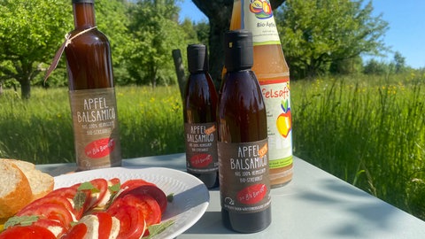 Die Streuobstinitiative im Stadt- und Landkreis Karlsruhe e. V. kann mit der Apfel-Balsamico-Creme eine neues Produkt aus heimischen Äpfeln anbieten.