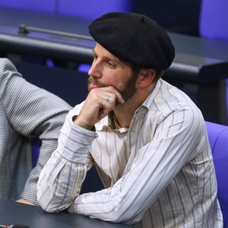 Marcel Bauer (Linke) wird des Saales verwiesen, weil er seine Kopfbedeckung nicht abnehmen wollte.