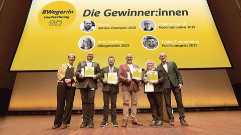 Preisverleihung Stuttgart: AVG-Stadtbahnfahrer Tobias Zimmermann (3. v. l.) zusammen mit den anderen Preisträgern.
