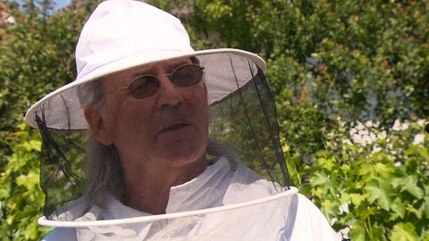 Imker Wolfgang Oberacker im Imkeranzug