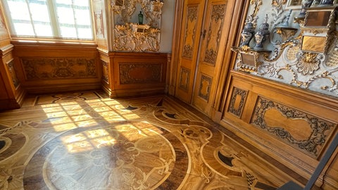 Kostbare Eichenböden im Spiegelkabinett in Schloss Favorite: Als Regentin hat Sibylla Augusta in den Schlössern Rastatt und Favorite gelebt.
