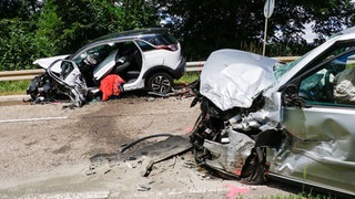 Nach einem Frontalzusammenstoß bei Heimsheim im Enzkreis wurden zwei Menschen lebensgefährlich verletzt. An beiden Autos entstand ein Totalschaden. 
