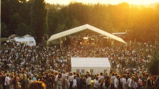 Noch mit einer kleinen Bühne unter einem Zelt: Das erste DAS FEST 1985 in Karlsruhe.