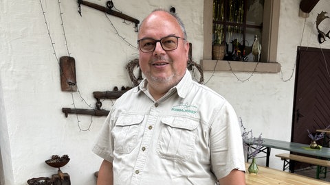 Ulrich Dahm, Agraringenieur und Landwirt, steht vor einer Wand auf seinem Hof bei Bruchsal. Er verwendet in der Landwirtschaft KI.