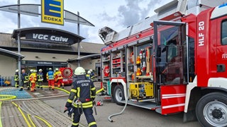 Großeinsatz in Calw:  Insgesamt waren 107 Feuerwehrleute mit 18 Fahrzeugen, das Deutsche Rote Kreuz, Ortsverband Calw mit vier Fahrzeugen und elf Kräften sowie die Polizei mit fünf Beamten in drei Fahrzeugen im Einsatz. 