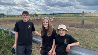 Die drei Kids machen Videos auf Instagram von der Landwirtschaft in Graben-Neudorf