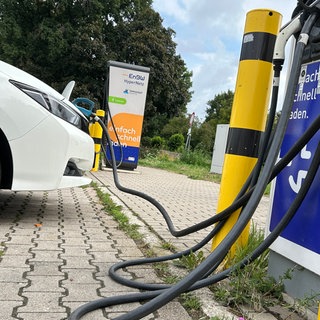 E-Auto lädt an Ladesäule an der A8 in der Nähe von Pforzheim