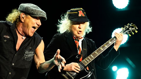 Brian Johnson und Angus Young bei einem Konzert in der Merkus Spiel Arena in Düsseldorf