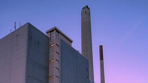 Das Heizkraftwerk in Pforzheim. Sein Schornstein wurde beleuchtet, weswegen gegen den Ex-Chef der Stadtwerke ermittelt wird.