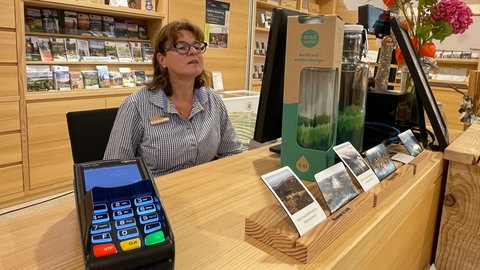 Im Shop der Schwarzwald-Tourismus im Nationalparkzentrum kann man per Karte Geld abheben