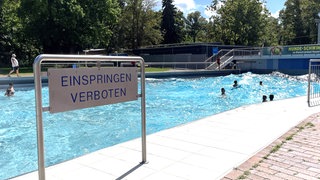 Vor einem Becken im Rheinstrandbad Rappenwört steht ein Schild mit "Einspringen verboten". Das Schwimmbad steht auf der Streichliste der Stadt Karlsruhe und soll schließen.