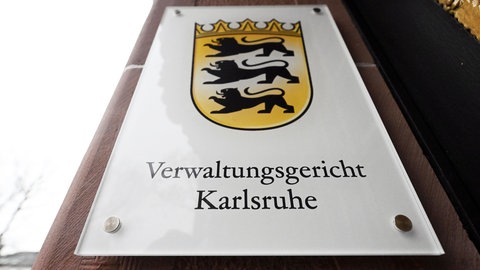 Schild vom Verwaltungsgericht in Karlsruhe. Der Bürgermeister von Heimsheim klagt gegen seinen Gemeinderat.