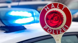 Ein Jugendlicher ist im Auto seiner Oma in Karlsruhe vor der Polizei geflüchtet (Symbolbild)