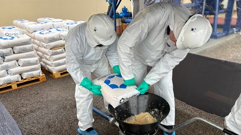 Die Ionenaustauscher-Anlage wird mit Polymer-Harz zur Trinkwasserreinigung befüllt