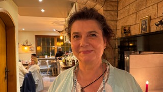 Viktoria Giannu in ihrem griechisches Restaurant Rose. Sie hat das Restaurant nach dem Hochwasser 2024 in Gondelsheim wieder eröffnet. 