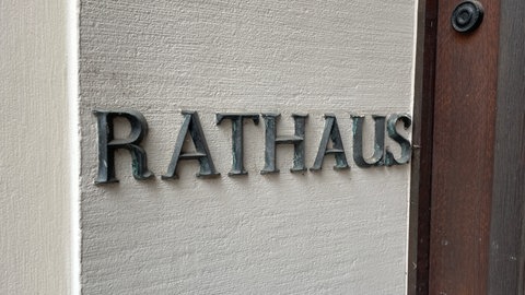 Schriftzug "Rathaus" in Baden-Baden: Die Stadt braucht dringend Sparkonzepte