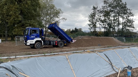 Mit Baggern und anderem Gerät hat das THW in Rastatt den ringförmigen Wall um die Bombe gebaut.