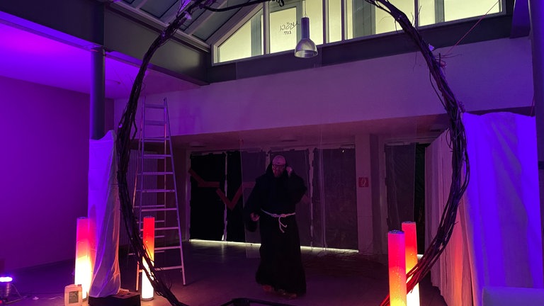 Durch das Portal kommen die Besuchenden heute Abend in die Unterwelt.
