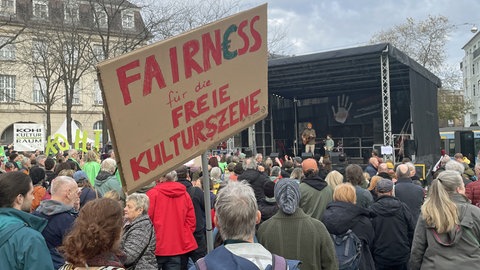 Rund Menschen protestierten in Karlsruhe geplante Einsparungen der Stadt bei Kultureinrichtungen