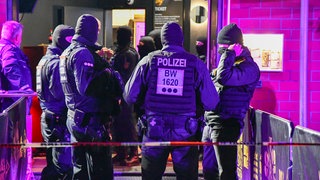 Maskierte Polizisten vor dem Nachtclub. Im Karlsruher Nachtclub "Agostea" fand am Samstagabend eine Drogenrazzia statt.