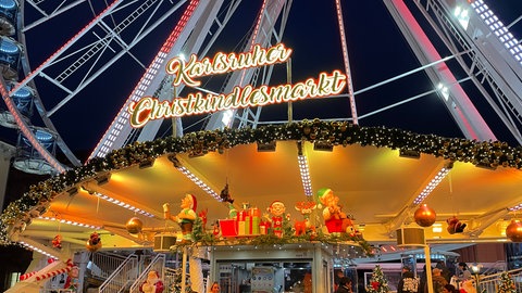 Das Riesenrad auf dem Marktplatz mit dem Schriftzug "Karlsruher Weihnachtsmarkt".