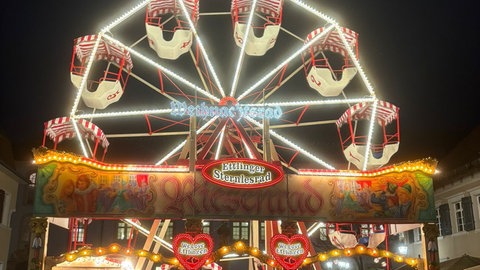 Beim Sternlesmarkt in Ettlingen gibt es auch ein nostalgisches Riesenrad. 