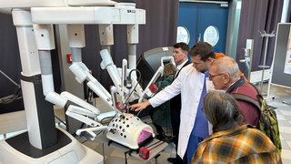 Im Städtischen Klinikum Karlsruhe dürfen Besucherinnen und Besucher einen OP-Roboter ausprobieren.