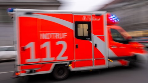 Ein Rettungswagen auf dem Weg zum Einsatz.