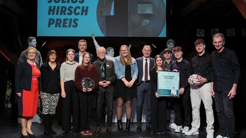 Schülerinnen und Schüler vom Ludgwig-Marum-Gymnasium in Pfinztal sind mit dem Julius Hirsch Preis ausgezeichnet worden.