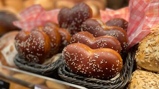 Mit Laugenherzen unterstützt Peter's gute Backstube die Aktion "Brot für die Welt".