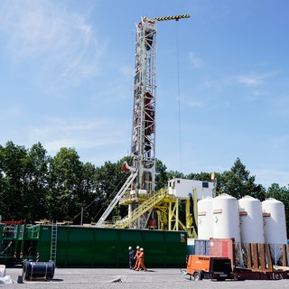 Symbolbild: Der Bohrturm der Geothermieanlage in Graben-Neudorf im Kreis Karlsruhe.