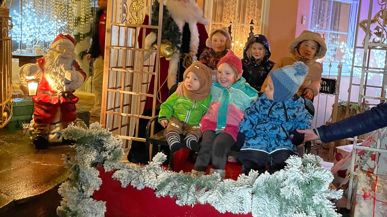 Nachts erstrahlt das Weihnachtshaus in Neulingen.