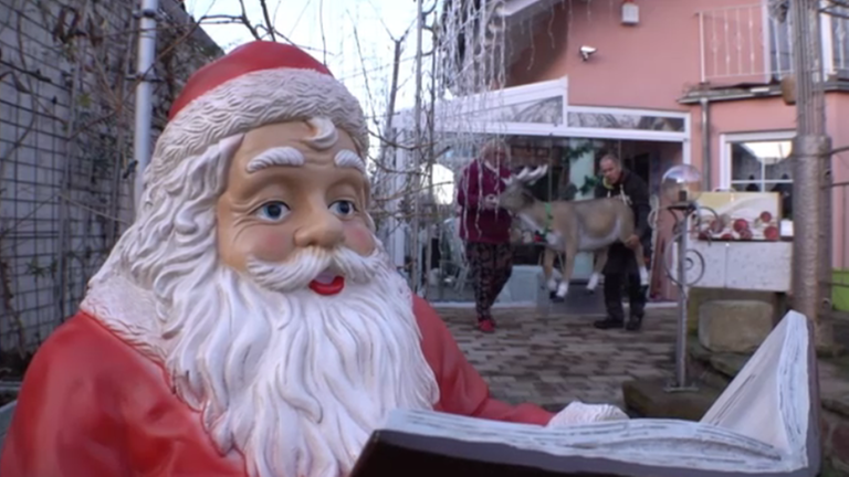 Ehepaar Wieschollek beim Aufbau ihrer Weihnachtsdekoration.