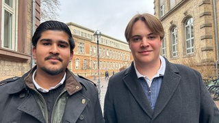 Kamran Ahmad Dogar (links) und Hubert Herman Paul Dorner (rechts) sind Schüler in Karlsruhe. Sie sind beim Thema Wehrpflicht unterschiedlicher Meinung.