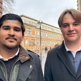 Kamran Ahmad Dogar (links) und Hubert Herman Paul Dorner (rechts) sind Schüler in Karlsruhe. Sie sind beim Thema Wehrpflicht unterschiedlicher Meinung.