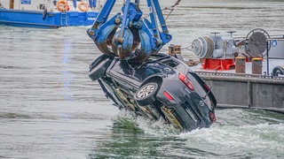 Auto versinkt im Rhein bei Rheinstetten