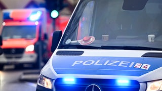 Polizeiauto und Rettungswagen