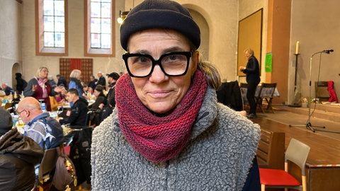Pfarrerin Lara Pflaumbaum in der Johanniskirche am Karlsruher Werderplatz.