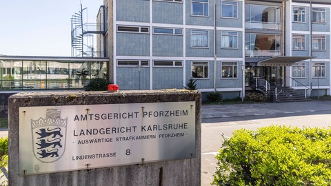 Das Schild vor der auswärtigen Strafkammer des Landgerichts Karlsruhe in Pforzheim