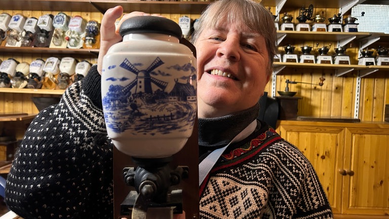 Ruth Eleonore Fiebelkorn, die Ehefrau des Sammlers aus Bretten, zeigt eine Kaffeemühle