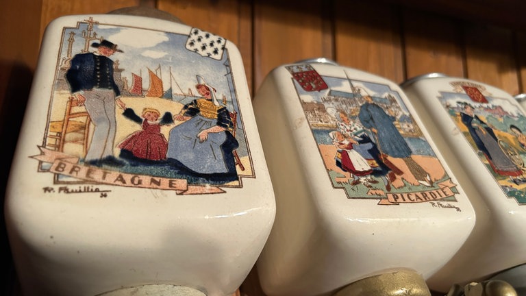 Kaffeemühlen eines Sammlers aus Bretten. Auf ihnen Darstellungen der verschiedenen Provinzen von Frankreich.