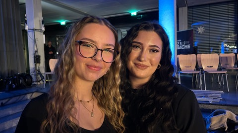 Nilah Schönfeld und Aleyna Dogrusöz nach der "Zur Sache! Baden-Wüttemberg" Sondersendung im Karlsruher Otto-Hahn-Gymnasium.