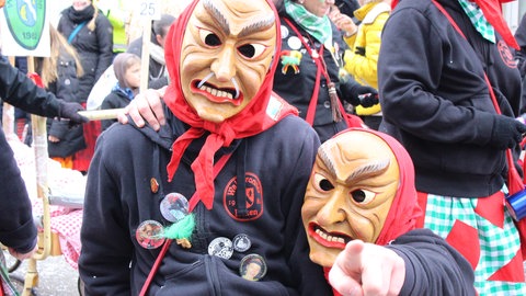 Zwei Hexen beim Fasnachtsumzug in Ettlingen