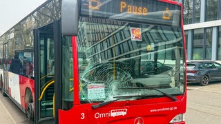 Ein Bus hat am Busbahnhof Karlsruhe eine Frau erfasst. Bus mit gesprungener Windschutzscheibe.