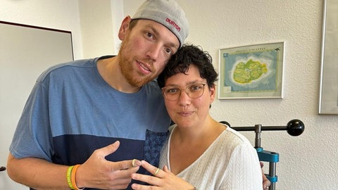 Daniel Meinold und Maren beim Goldschmied - sie werden in diesem Jahr heiraten.