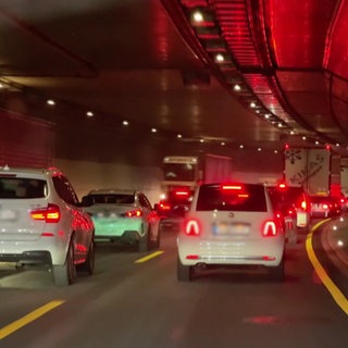 Autos im neuen Lärmschutztunnel der A8 bei Pforzheim.