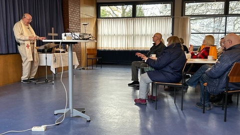 Der Gottesdienst mit Schwerhörigen und Gehörlosen in der Lukaskirche in Karlsruhe: Statt Singen werden die Lieder gebärdet.